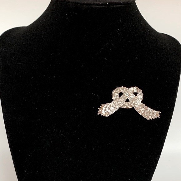 CROWN TRIFARI Christmas Bow Ribbon Broach Pin 2" Silver tone Textured Knot VTG - Picture 7 of 8